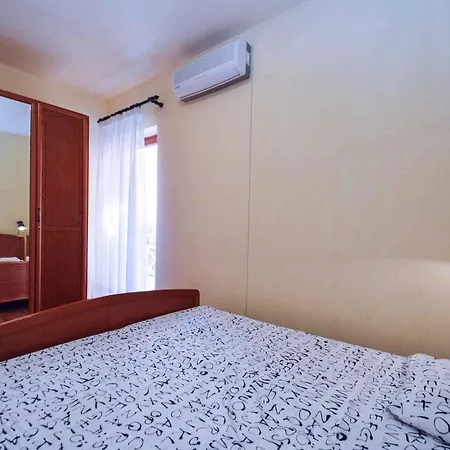 Apartment In Pjescana Uvala/istrien 10996